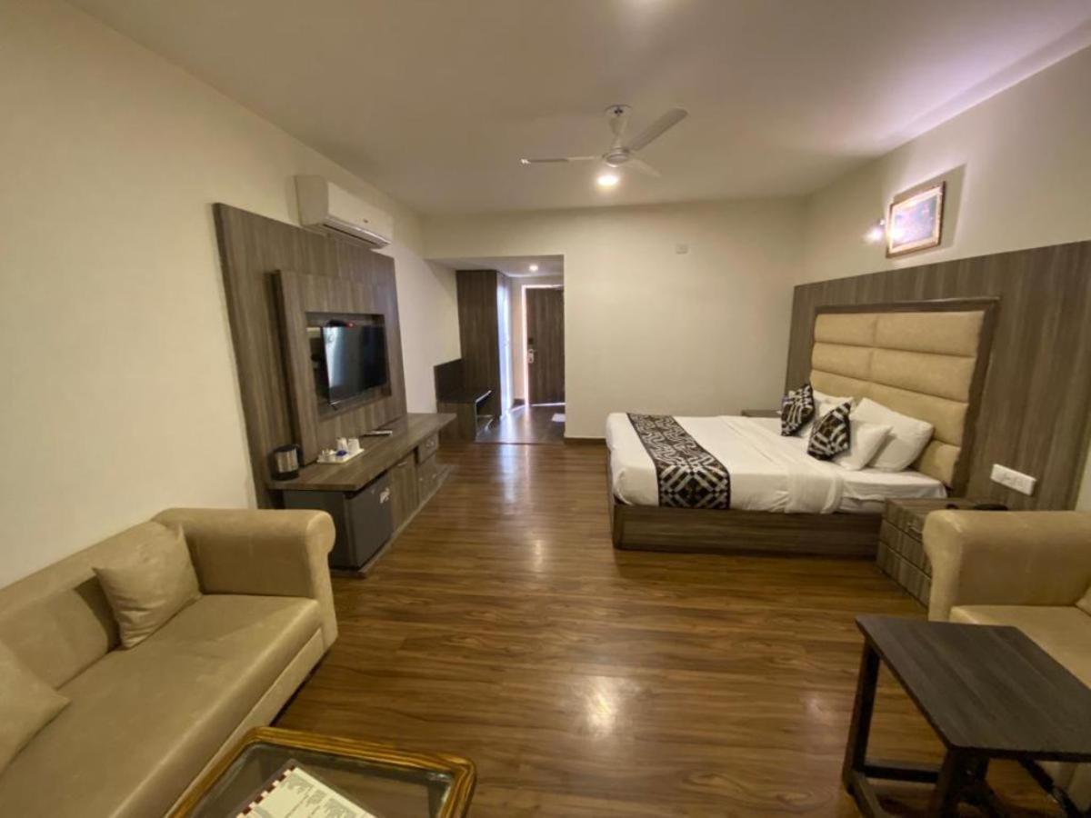 Rama Trident, Katra Hotel Bagian luar foto